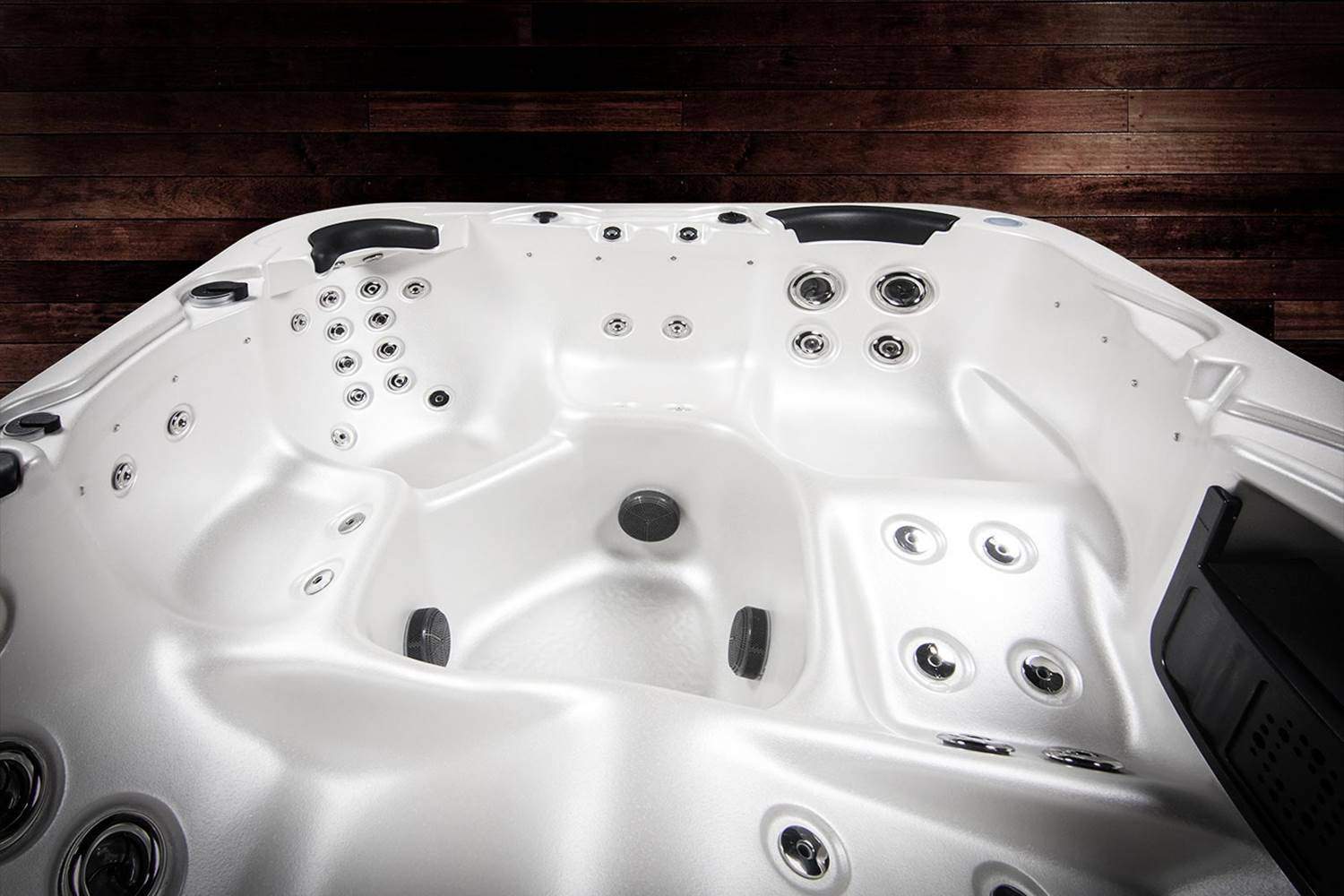 Установка пятиместного спа-бассейна Vortex Spas Mercury